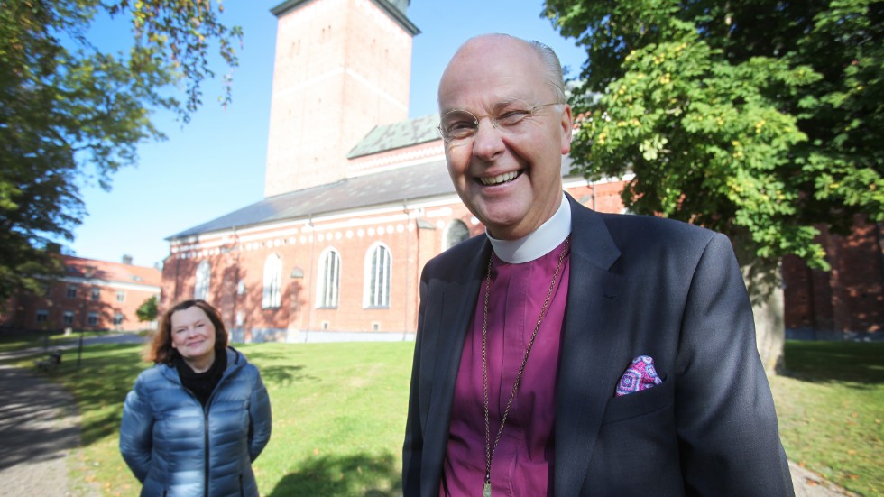 Kommunens turismansvariga Anette Lilja och biskop Johan Dalman gläds åt en rejäl ökning av antalet besökare den här sommaren –  trots att den delvis är en följd av fjolårets internationellt uppmärksammade domkyrkokupp.