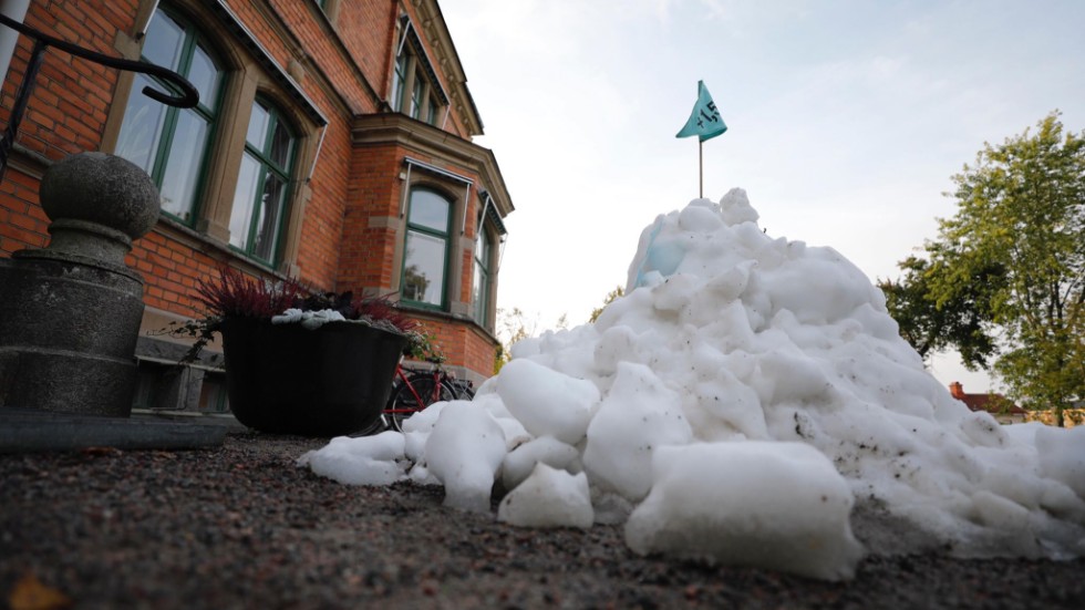 Men en snöhög utanför kommunhuset Gröna kulle vill Naturskyddsföreningen uppmärksamma politikerna på klimathotet. 