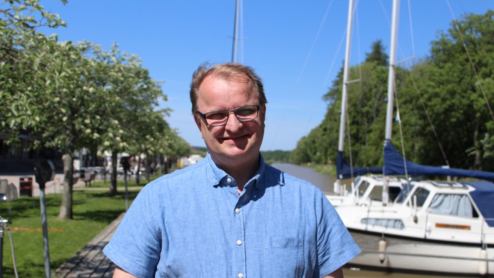 Anders Eksmo (bilden) är ordförande i Söderköpings fullmäktige. Ledamoten Björn Grip (V) uppmanar Eksmo att ingripa. 