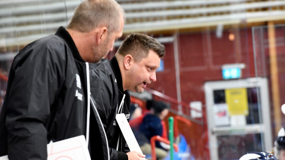VIK-tränarna Mikael Johansson och Mattias Karlin fortsätter att arbeta med att få in sitt budskap i spelarna.