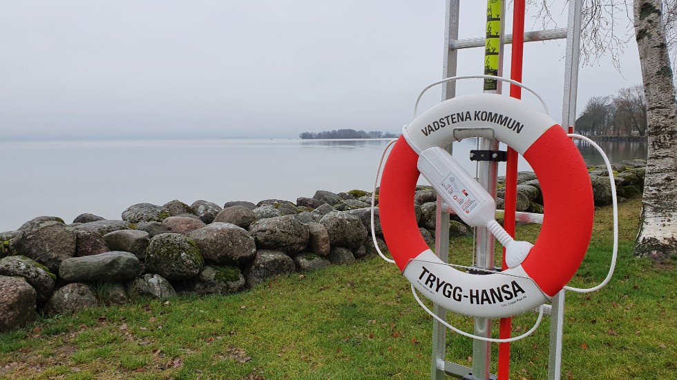 Livräddningsutrustning för alla årstider har satts upp på strategiska platser i hamnområdet och längs stradpromenaden i  Vadstena.