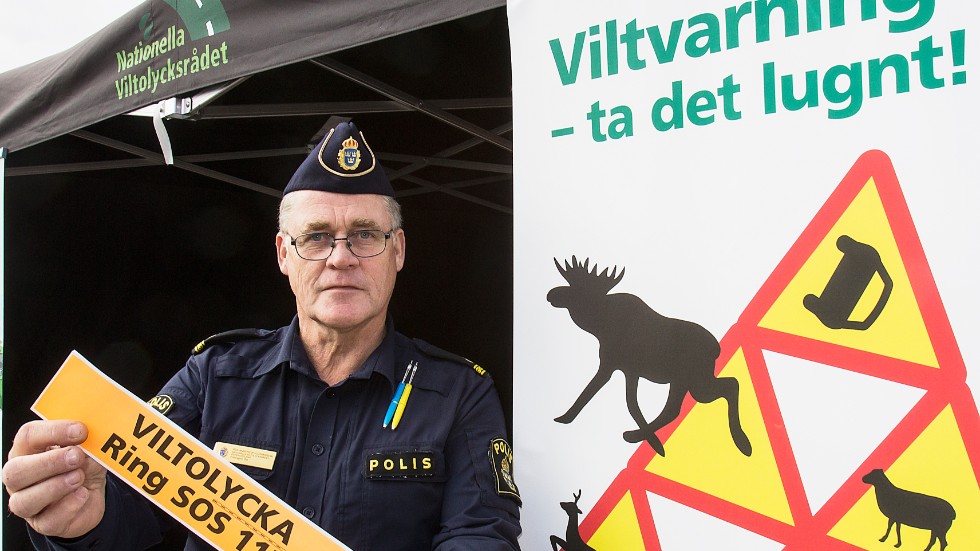 Polisen Per-Anders Eriksson visar upp den viltolycksremsa som bör finnas i varje bil.