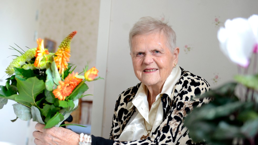 Blommor och tårta blir det såklart när det är 100-års-kalas. Under födelsedagen uppvaktades Mia Nilsson-Vaara med pompa och ståt, körsång och besök av släkt, vänner och ortens präster. 