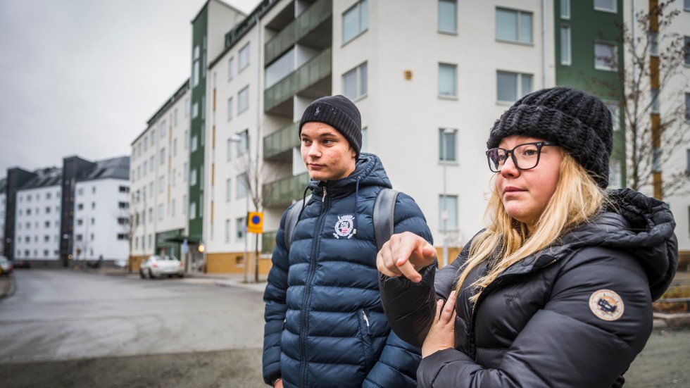 Paret Albin Frodener och Vilma Wärn betalar 80 kronor per bil och natt för att parkera bilen i Rosendal. "Vi försöker att inte vara hemma så mycket", säger Vilma Wärn.