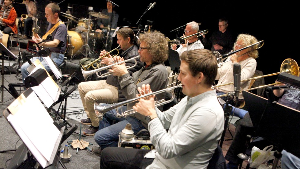  Blossom Tainton och Frank Ådahl har uppbackning av Gotlandsmusikens orkester.