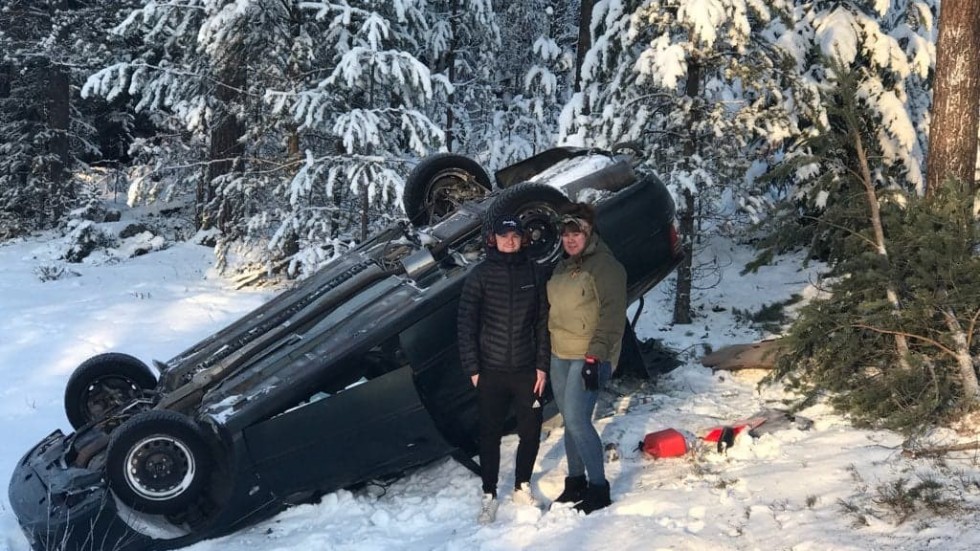 Tillbaka till olycksplatsen var Arvid Midbjer och Sofia Midbjer på söndagen när hans bil skulle bärgas. " Arvid hade änglavakt. Bilen hade kunnat gå in i träden bakom", säger mamma Sofia.
