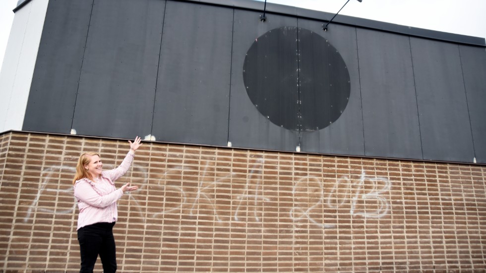 Kultursamordnaren Karolina Bransell ser fram emot att Jonathan Josefsson ska måla sin konst på den svarta ytan ovanför muren. Det som står på muren ska tvättas bort. 