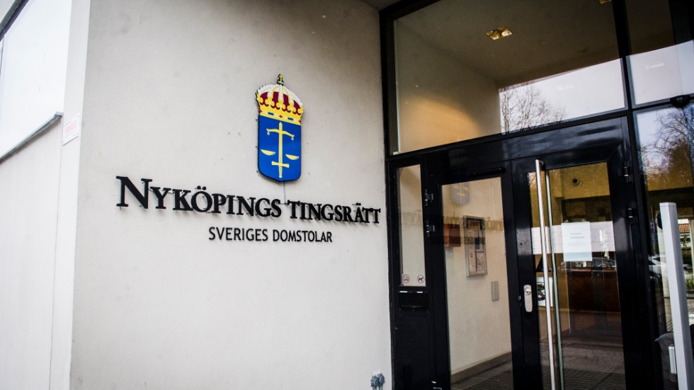 Den arga pappan döms av Nyköpings tingsrätt för misshandel. Han tappade humöret och måste nu betala över 25 000 kronor.