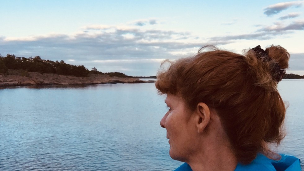 Mimmi Malmström blickar ut mot den ö som har en central roll i hennes nya roman "Tjärlek i Gryts skärgård".