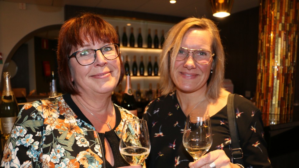 Anna Eriksson och Linda Karlsson från Älvsbyn besökte sin första vinmässa och passade på att prova champagne.