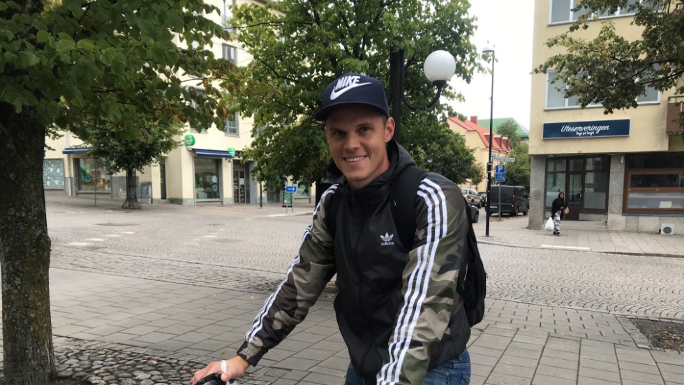 Erik Mobergs knärehab går långsamt framåt. Nu kan han cykla. Men det är långt kvar till en eventuell comeback på fotbollsplanen.