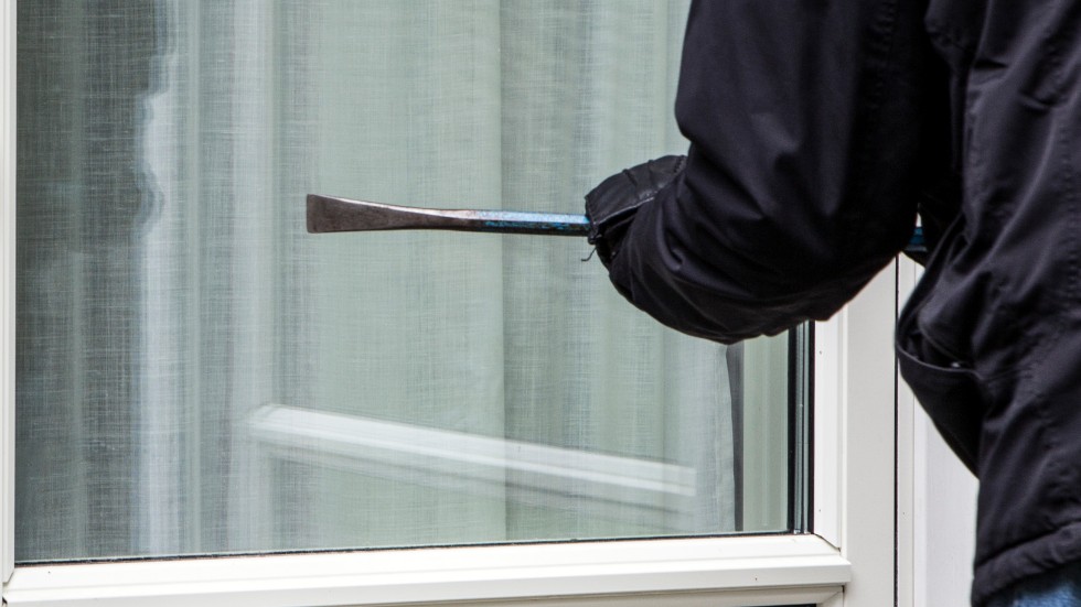 Två bostadsinbrott har upptäckts i Vimmerby i helgen. Vid en av bostaäderna fanns brytmärken efter en kofot på ett fönster.