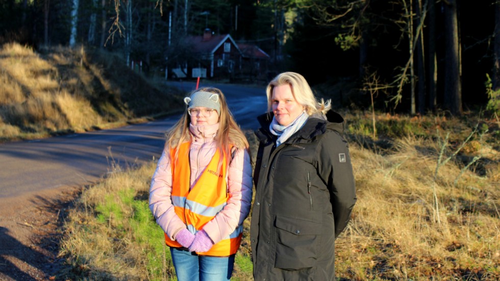 Varje morgon står Jennifer och väntar vid Orremåla vägskäl på bussen. Nu är familjen Andersson trött på att skolskjuts med linjebuss inte fungerar. Här syns Jennifer tillsammans med mamma Karin. 
