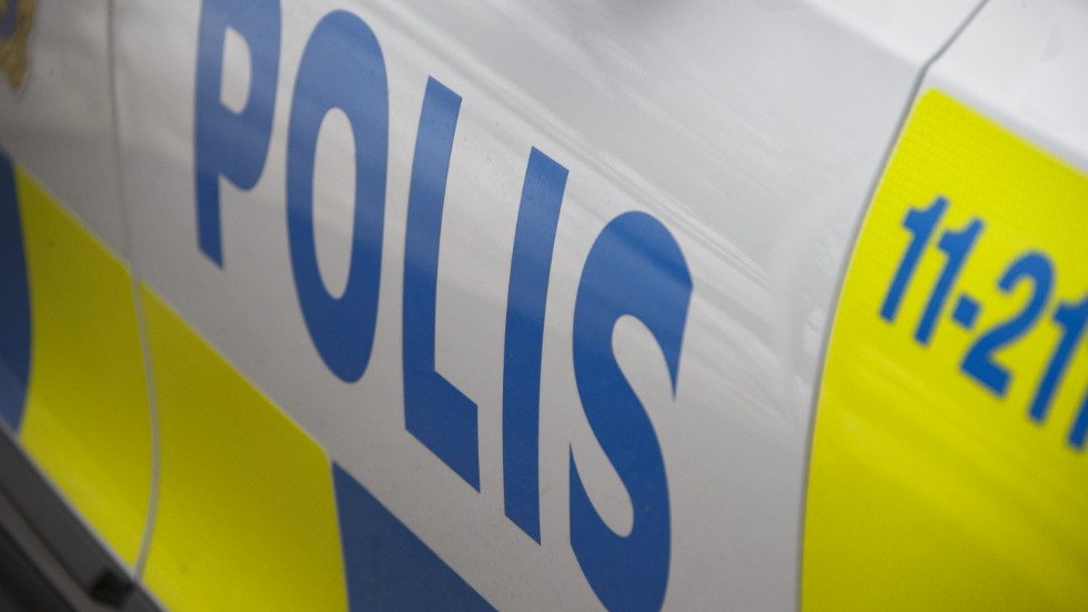 Två personer har anhållits för grovt olaga hot i Eksjö under måndagskvällen.