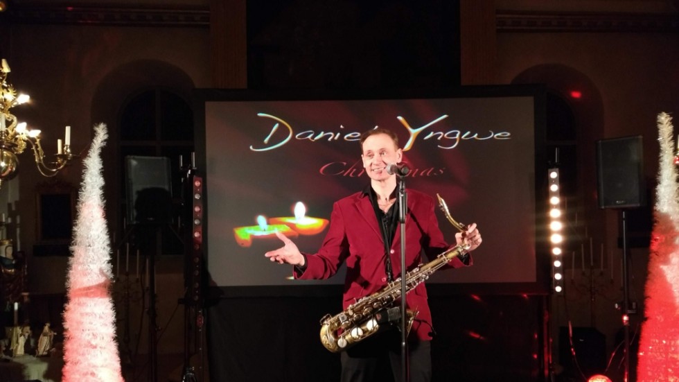 Daniel Yngwe spelade saxofon och underhöll i Kisa kyrka.