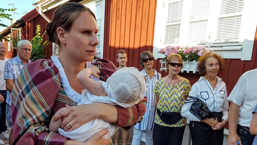 Från de välbesökta stadsvandringarna sommaren 2019. Hanna Svensson med sonen Ville var några av skådisarna i den stora ensemblen.