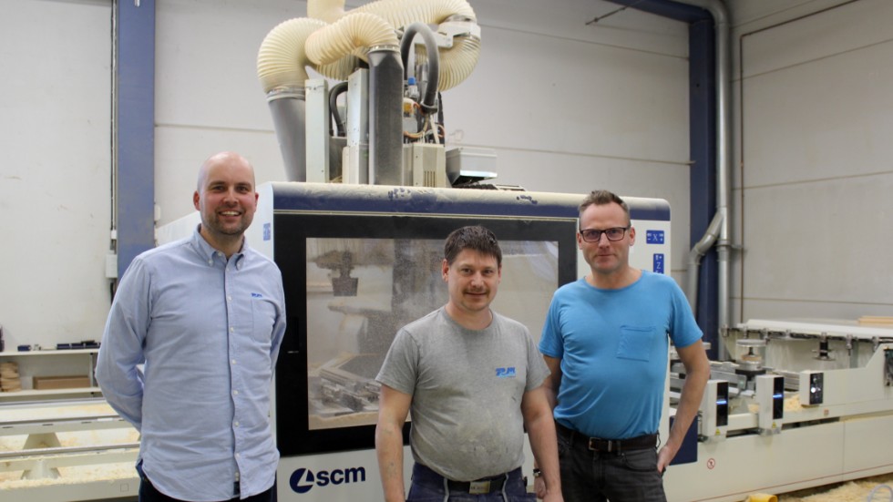 Under 2019 investerades 5 miljoner i två nya CNC-maskiner som används för att tillverka svängda fönster. Från vänster: Mathias Lennström, Björn Nybom och Robert Hjelm, framför en av de nya maskinerna. 