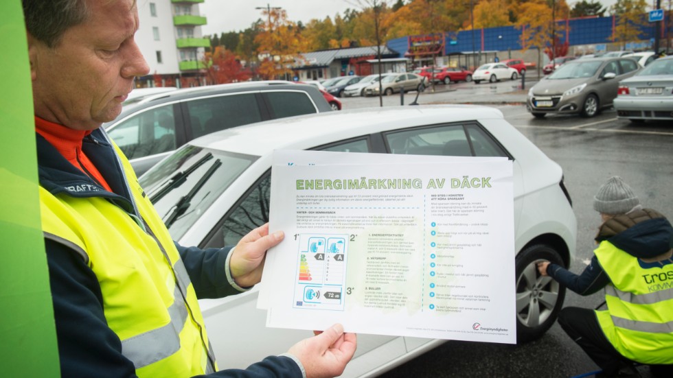 Rickard Österlund energi- och klimatrådgivare visar energimärkningen av däck .