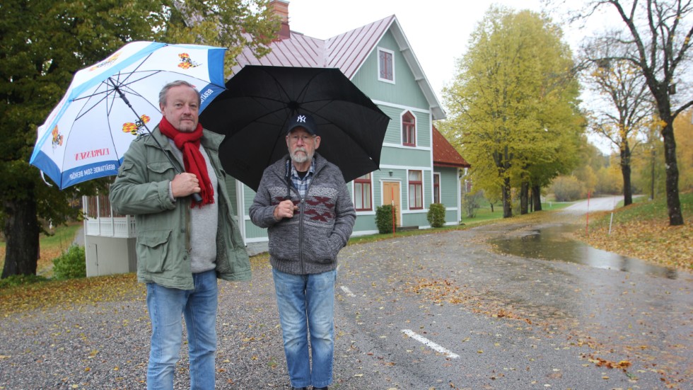 Tommy Schönstedt och Kenneth Bäckman i Stålboga samhälle vid väg 896.