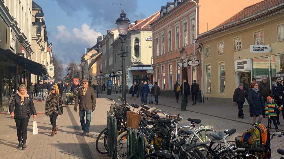 Ett sätt att få fler att ta besöka centrum är att införa ett avgiftsfritt och tidsbegränsade parkeringssystem. Det fungerar i Katrineholm och Trosa, varför skulle det vara annorlunda i Nyköping? skriver "E-handlare".