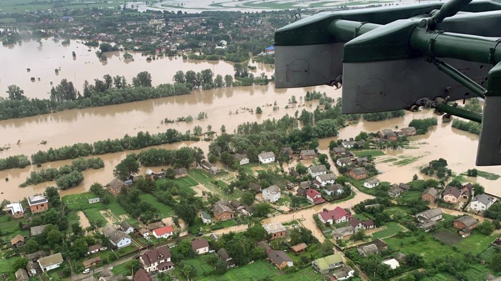 Runt 200 samhällen i västra Ukraina har drabbats av kraftiga översvämningar. Många byar har skurits av från omvärlden.