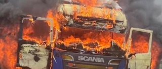 Lastbil började brinna under färd