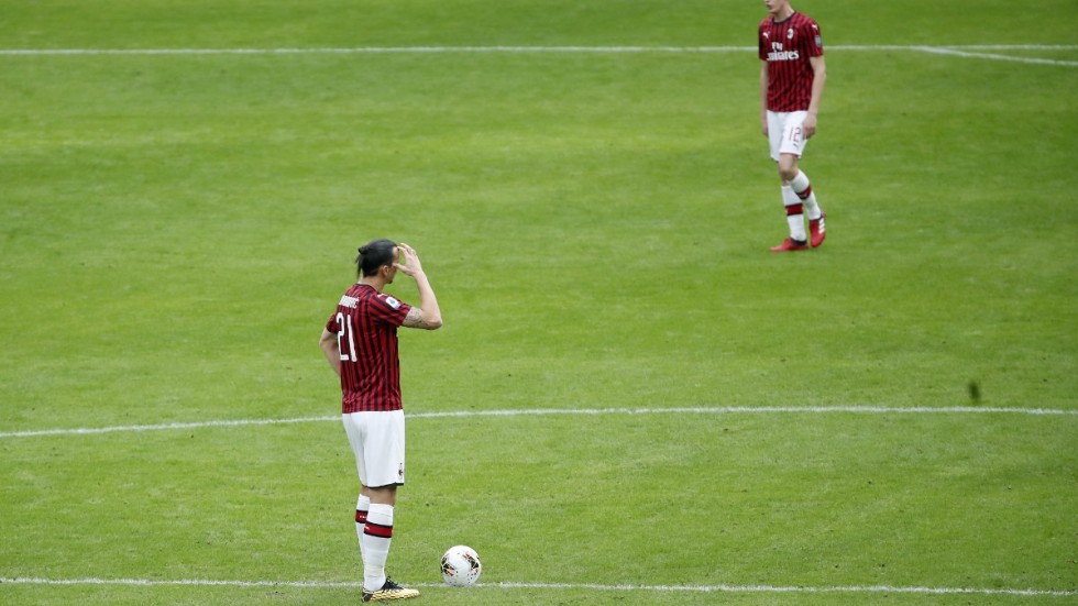Zlatan Ibrahimovic i en match med Milan före coronapausen.