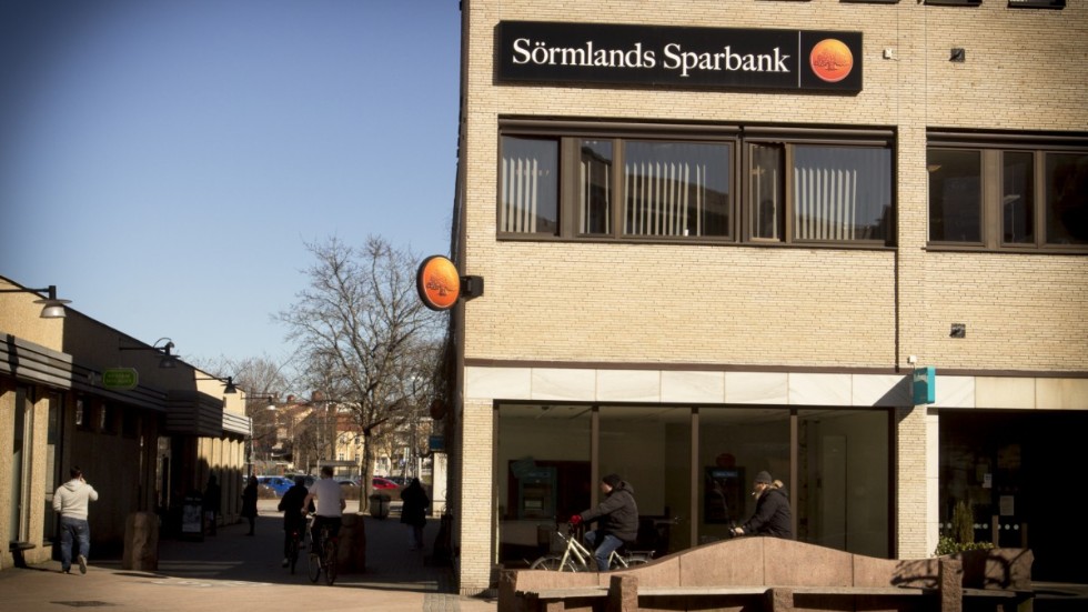 Sörmlands sparbank erbjuder kunder att investera i bland annat Rysslandsfonder. Nu meddelar banken att handeln med fonderna stängts.