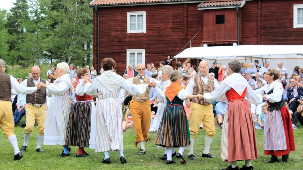 Folkdanslagets midsommarfirande i Gästgivarhagen är inställt.