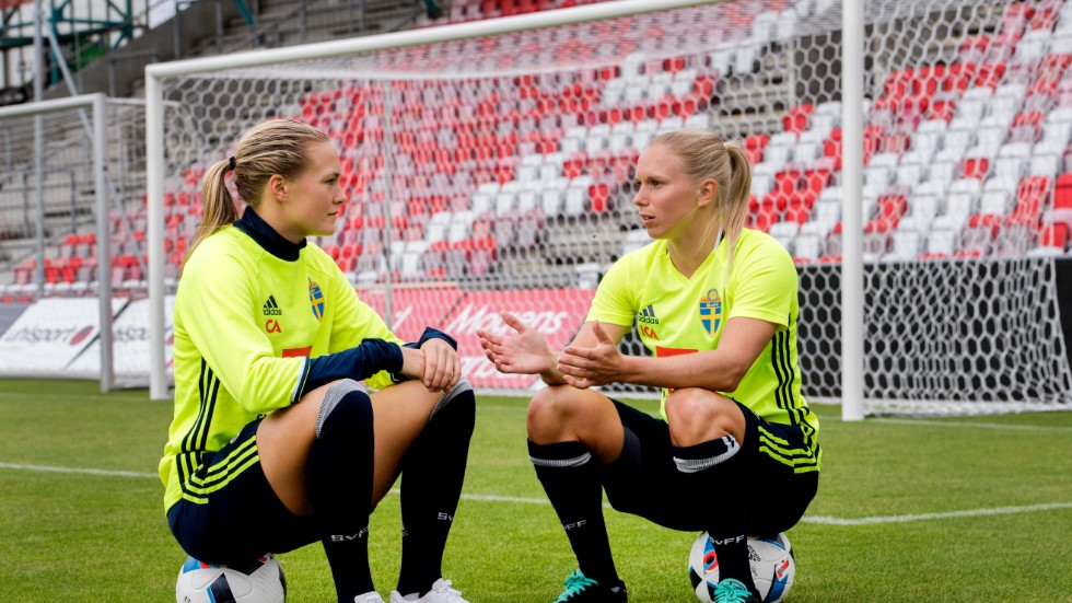 Magdalena Eriksson och Jonna Andersson kan bli engelska mästare om Super League avslutas i förtid. Arkivbild.