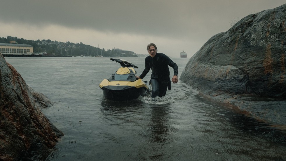 Kristoffer Joner spelar Olle i "Maskineriet", en person som omtöcknad och blodig vaknar upp i en bil – utan att veta vad som hänt honom. Pressbild.