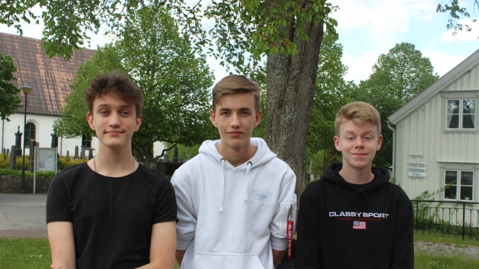 Unga ledaren Joel Gullbrandsson Finney, med Victor Skyllkvist och Joel Holmberg som konfirmerar sig i år.