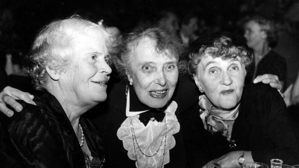 Här ser vi Moa Martinson till höger tillsammans med författaren Amelie Posse till vänster och skådespelerskan Gerda Lundeqvist i mitten. 