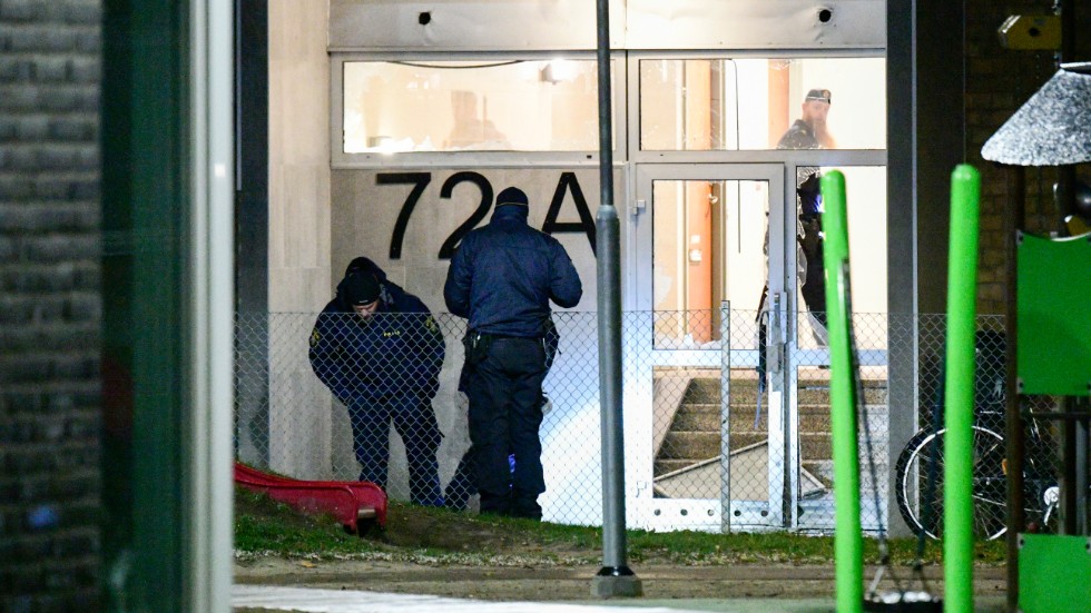 Polis och kriminaltekniker på plats efter en detonation på Nydala i Malmö natten till onsdagen.
