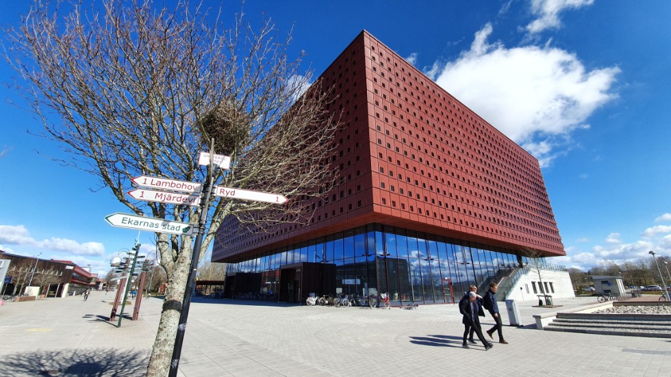 Studenthuset i Linköping har certifierats som Miljöbyggnad Guld, vilket är den allra högsta nivån. En stor del av inredningen består av återvunnet material och på taket sitter solpaneler som ska ge 150 000 kWh om året.