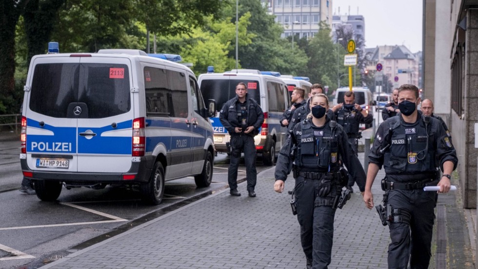 Poliser utanför domstolsbyggnaden i Frankfurt.