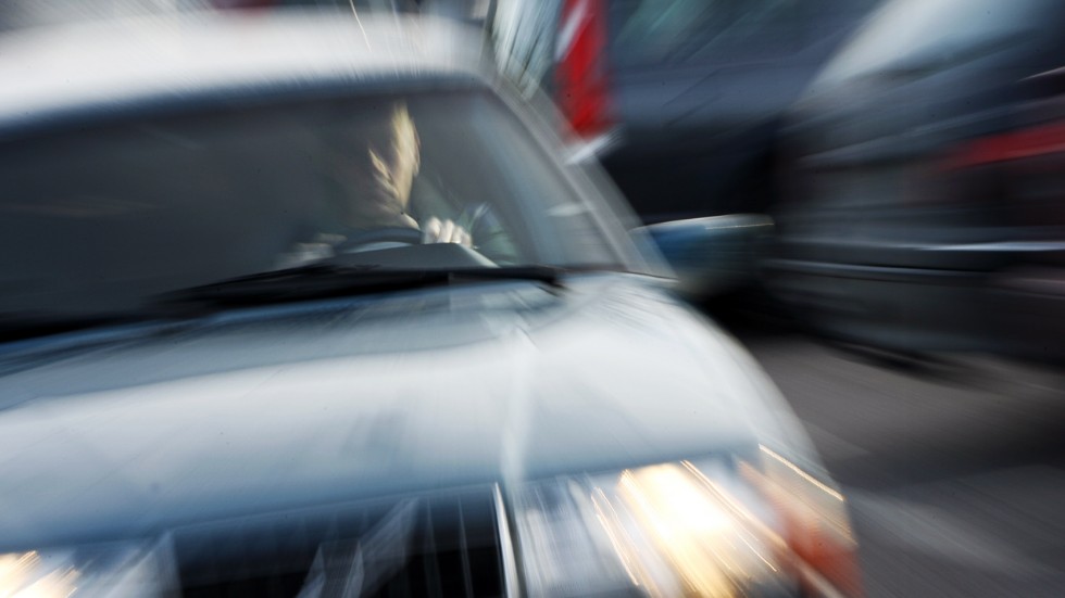 En okänd bilist ska ha följt efter en kvinnlig bilist från Vimmerby kommun och norrut på riksväg 23 på tisdagen.