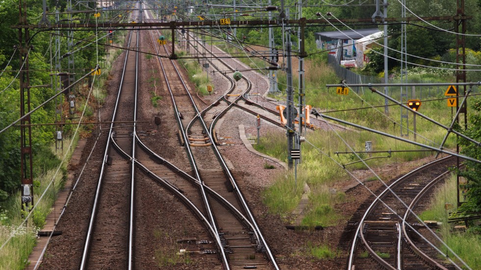 Vi kan ju inte gärna  med öppna ögon planera för  framtida flaskhalsar för gods på järnvägen, skriver Håkan Norén.