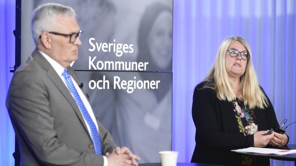 Sveriges Kommuners och Regioners ordförande Anders Knape och chefsekonom Annika Wallenskog berättar hur de ekonomiska konsekvenserna av covid-19 påverkar kommuner och regioner.