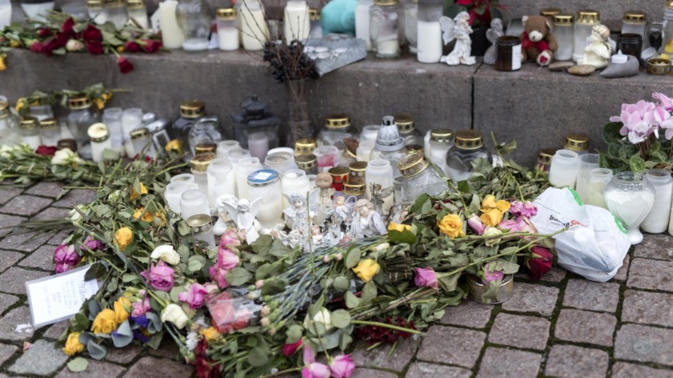 Blommor och ljus på en minnesplats för den försvunna 17-åringen i centrala Uddevalla i december.