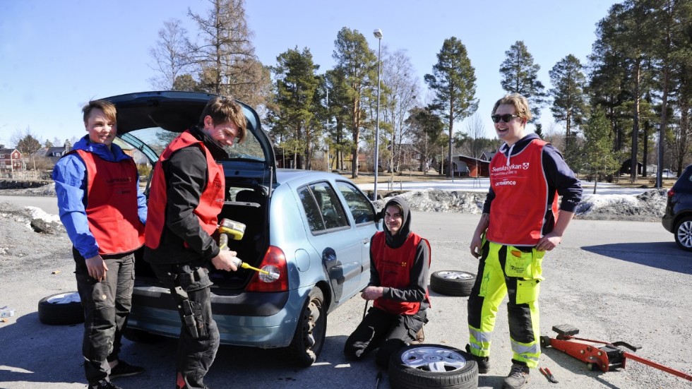 Edvard Jinder, Elias Vikström, Alfred Vikström och Vincent Melander, unga.nu, hjälptes åt att byta från vinter- till sommardäck.