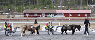 Blivande travkuskar tränar hästkörning på Travskolan