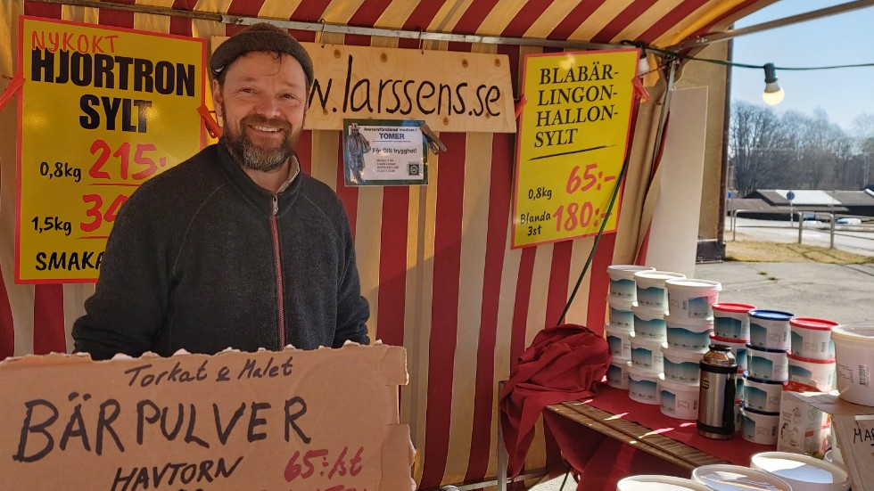 Fredrik Larssen har ställt upp sin marknadsdisk utanför det egna huset i Mariannelund som ligger intill riksväg 40.