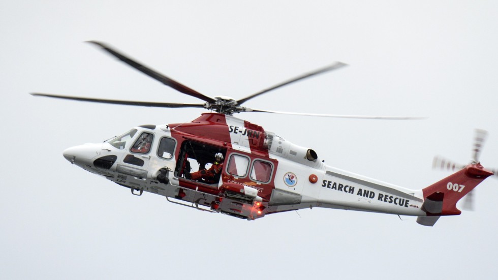 Räddningshelikopter söker efter två män som anmälts försvunna efter en fisketur i Karlskrona skärgård. Arkivbild