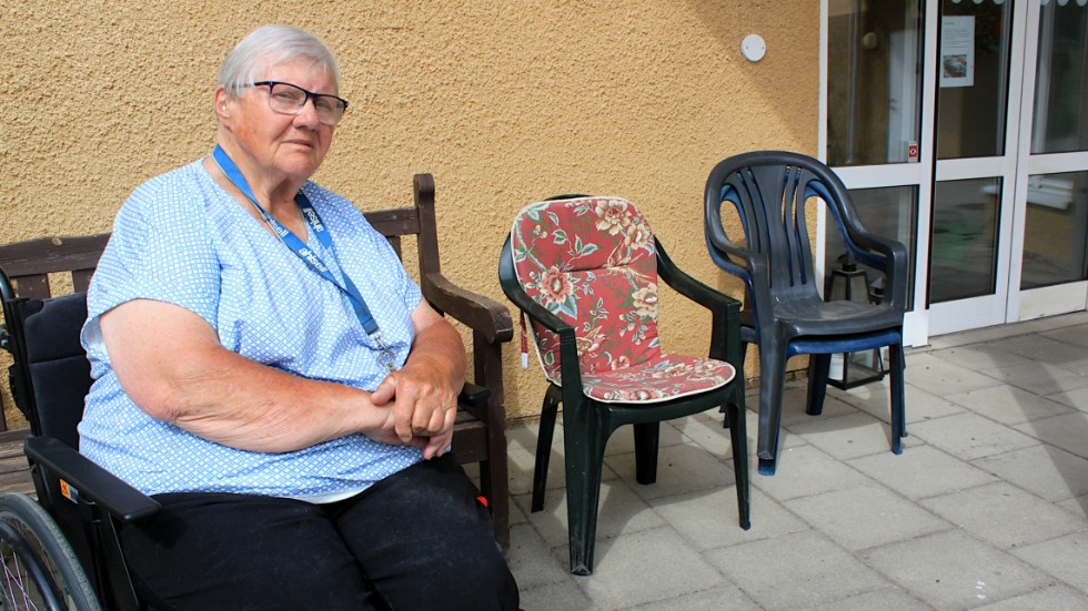 Birgit Andersson, 89, saknar gemenskapen med de andra på Granen i Vimmerby och funderar över hur skyddad hemtjänstpersonalen är och hur länge krisen ska pågå.