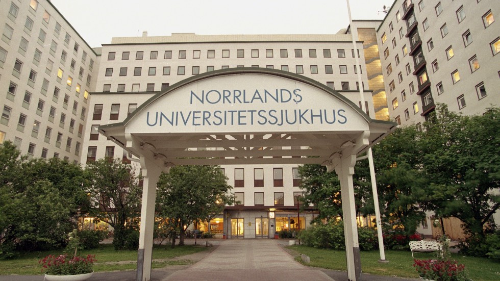En man vårdas på Norrlands universitetssjukhus i Umeå efter att ha skadat händerna i en explosion. Arkivbild