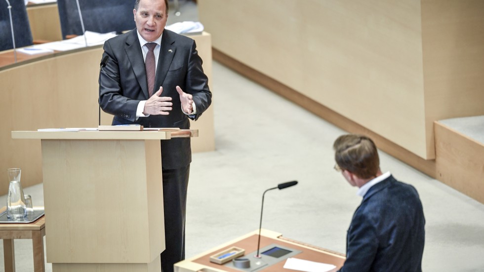 Ulf Kristersson ställer frågor till statsminister Stefan Löfven under statsministerns frågestund i kammaren.