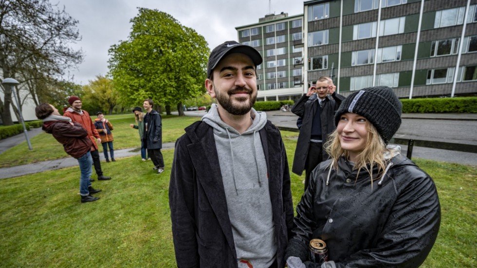 Sebastian och Michaela kör lekar med kompisgänget på gräsmattan utanför studentboendet Ulrikedal i Lund.