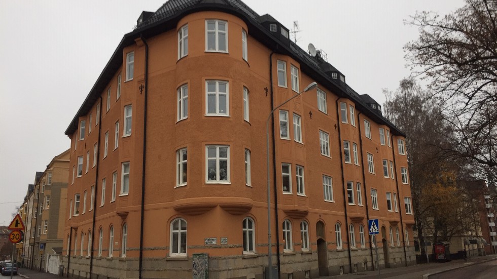 Det eleganta bostadshuset på Vasavägen 9 uppfördes 1911 efter ritningar av arkitekten Axel Brunskog. Upp till bottenvåningens fönsterrad är grunden klädd med kalkstensplattor.
 
