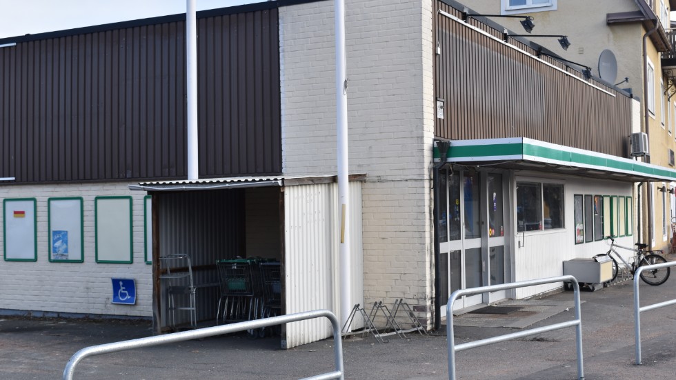 Inga pengar har betalats ut efter en misstänkt mordbrand i en butikslokal i Mariannelund för tre år sen. Nu inleds ett tvistemål då ägaren stämt försäkringsbolaget.